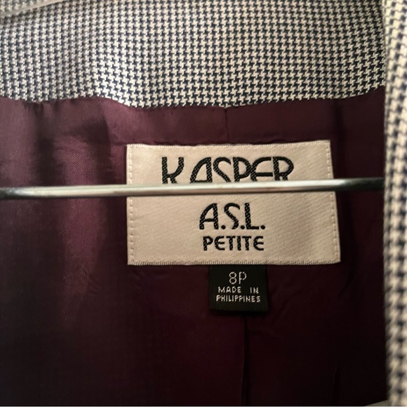 Two piece suit, very practical, beautiful design, famous brand. - Picture 10 of 11